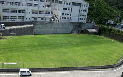 御蔵島小中学校 校庭