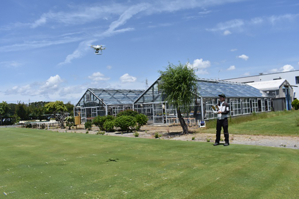 当社グリーン研究所の芝生圃場でドローンによるセンシング技術開発